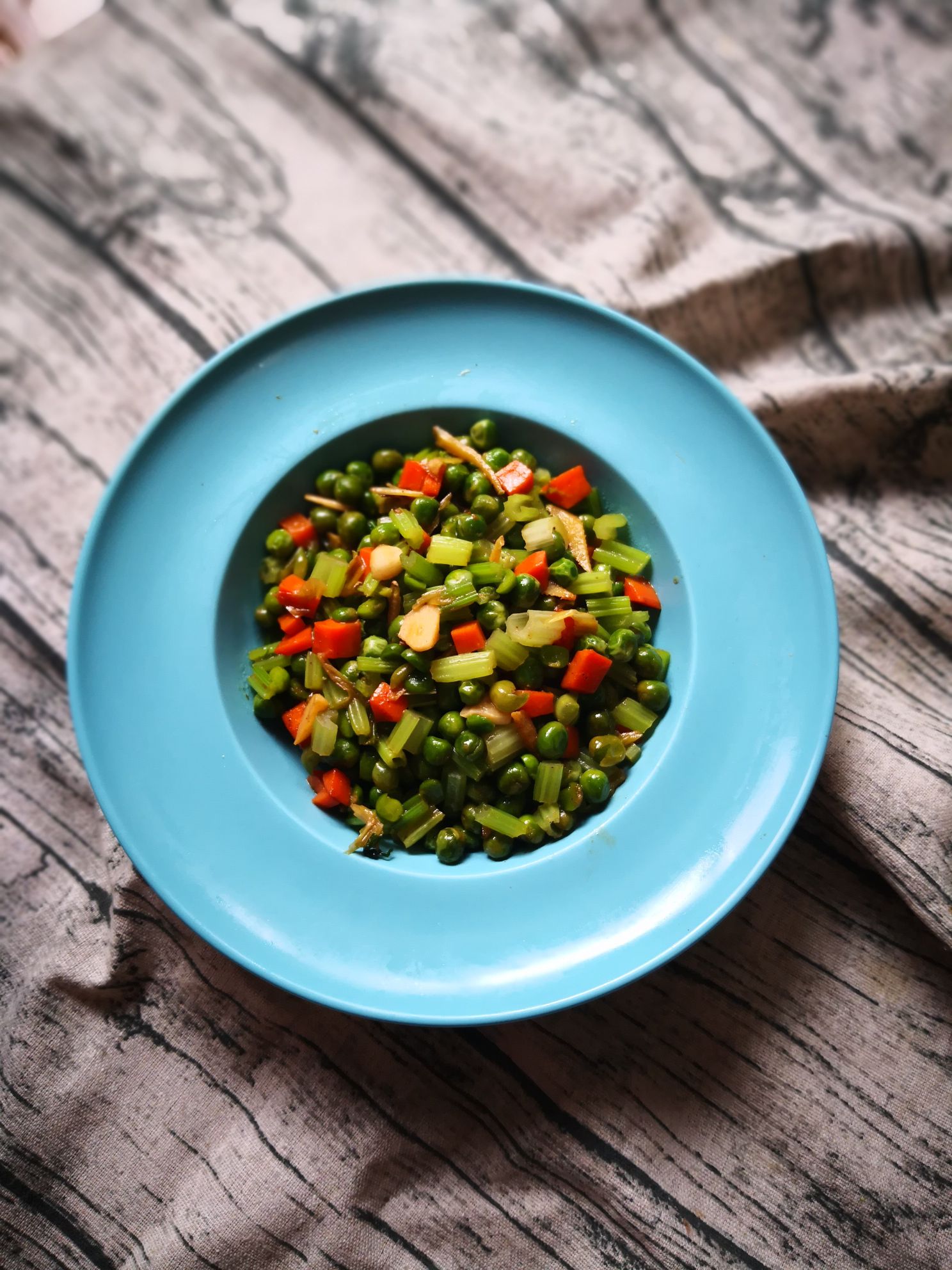 芹菜炒豌豆的做法-家常味炒菜譜