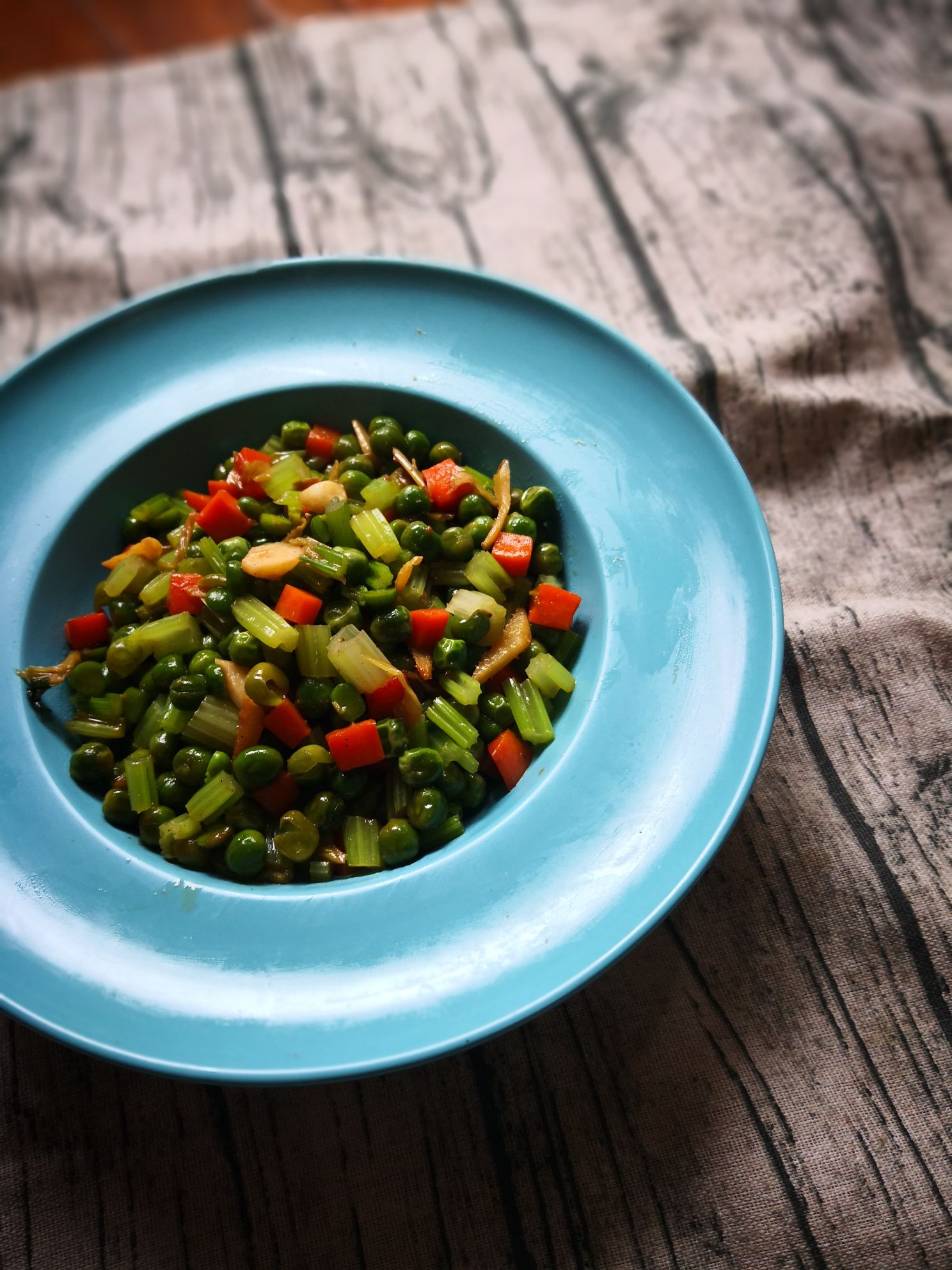 芹菜炒豌豆的做法-家常味炒菜譜