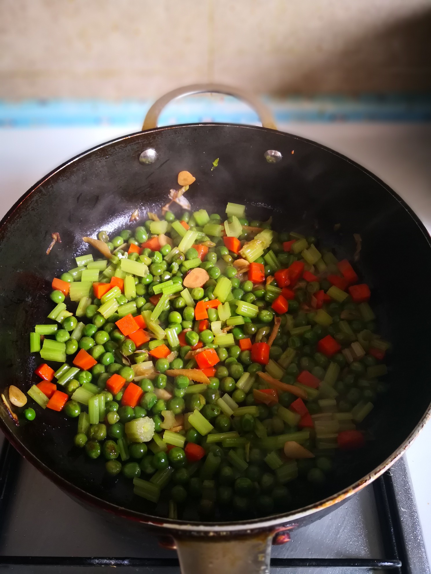 芹菜炒豌豆的做法-家常味炒菜譜