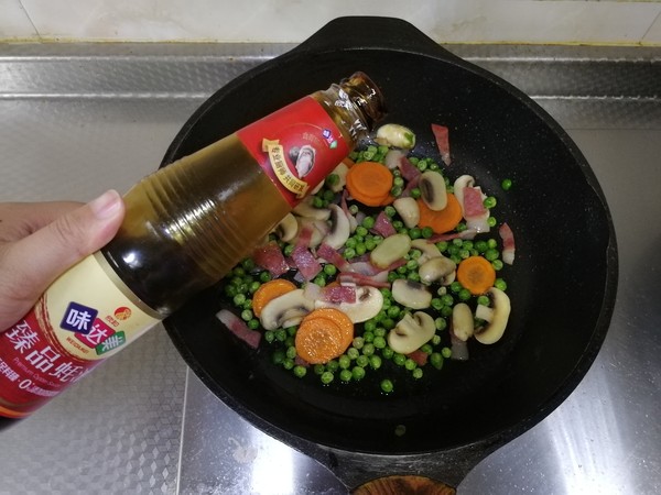 白蘑菇豌豆炒培根的做法-咸鮮味炒菜譜