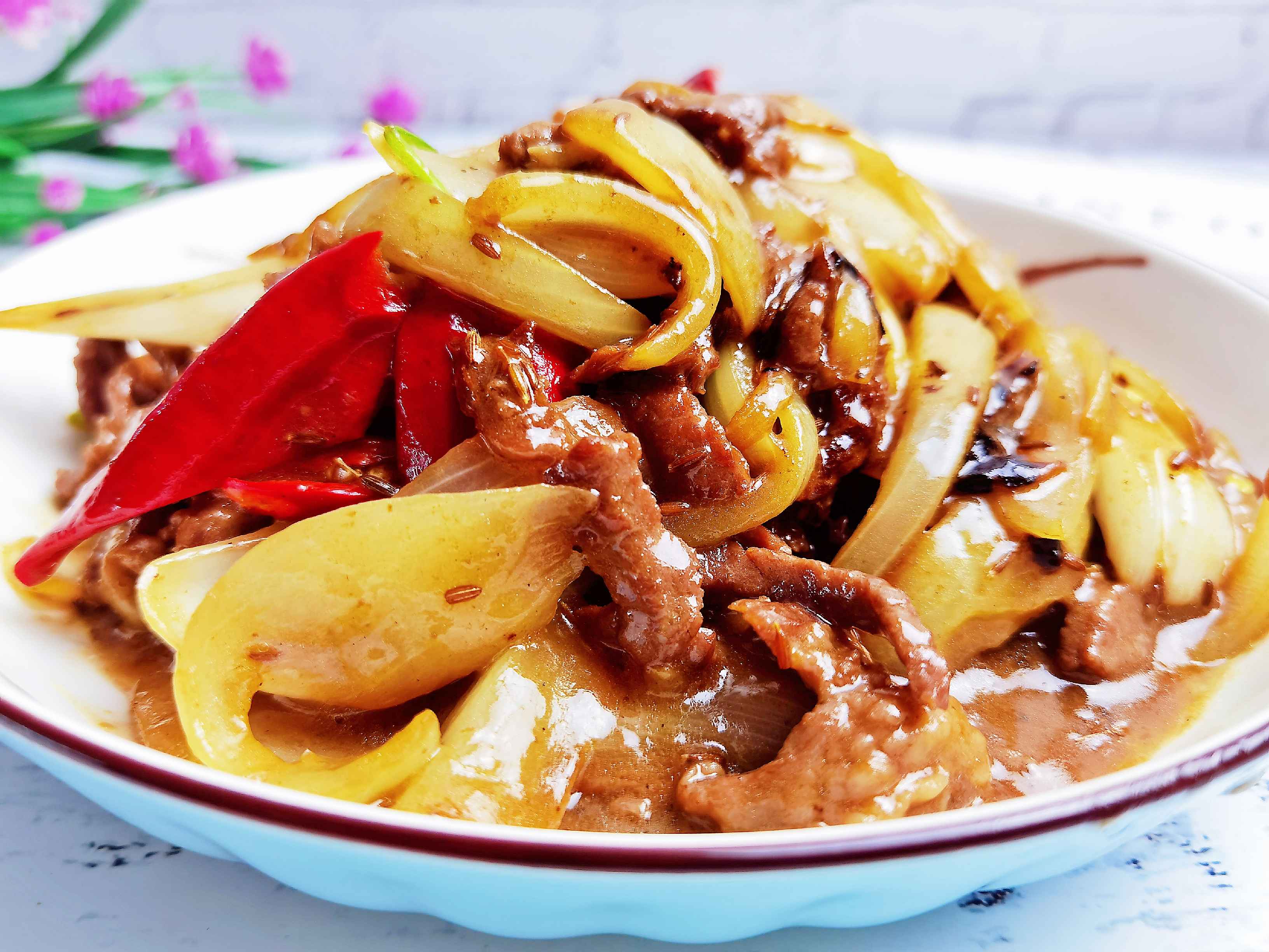 1塊牛肉1個圓蔥1根辣椒，叫你做好吃又下飯的圓蔥炒牛肉，牛肉嫩滑圓蔥清香，太好吃了的做法-咸鮮味炒菜譜