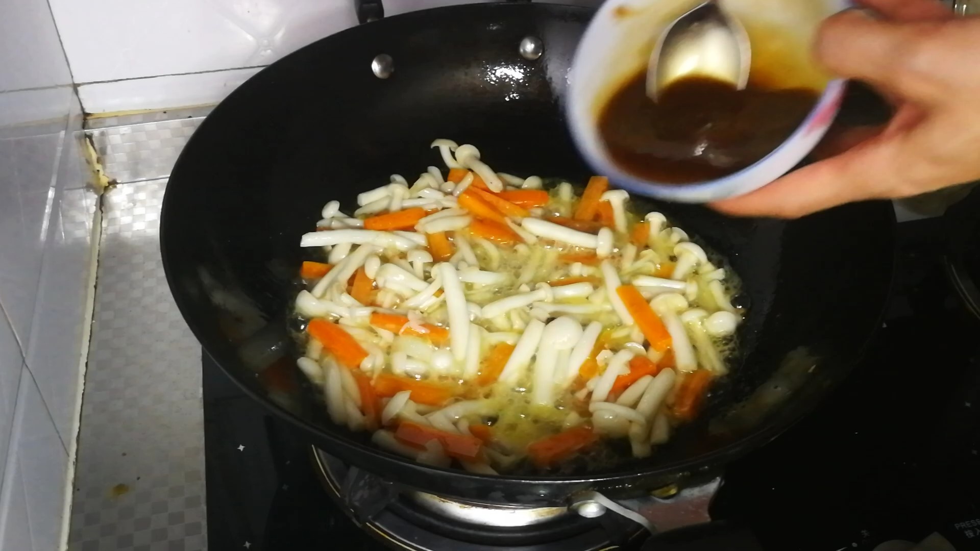 家常小炒白玉菇的做法-酸甜味炒菜譜