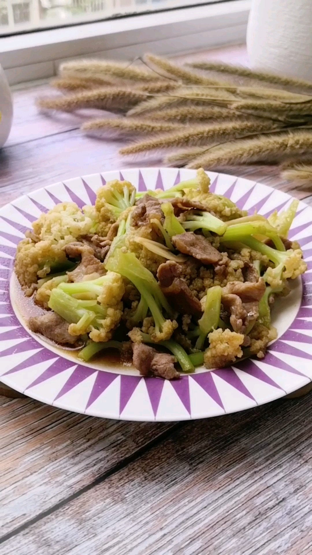 豬肉炒花菜的做法-家常味炒菜譜