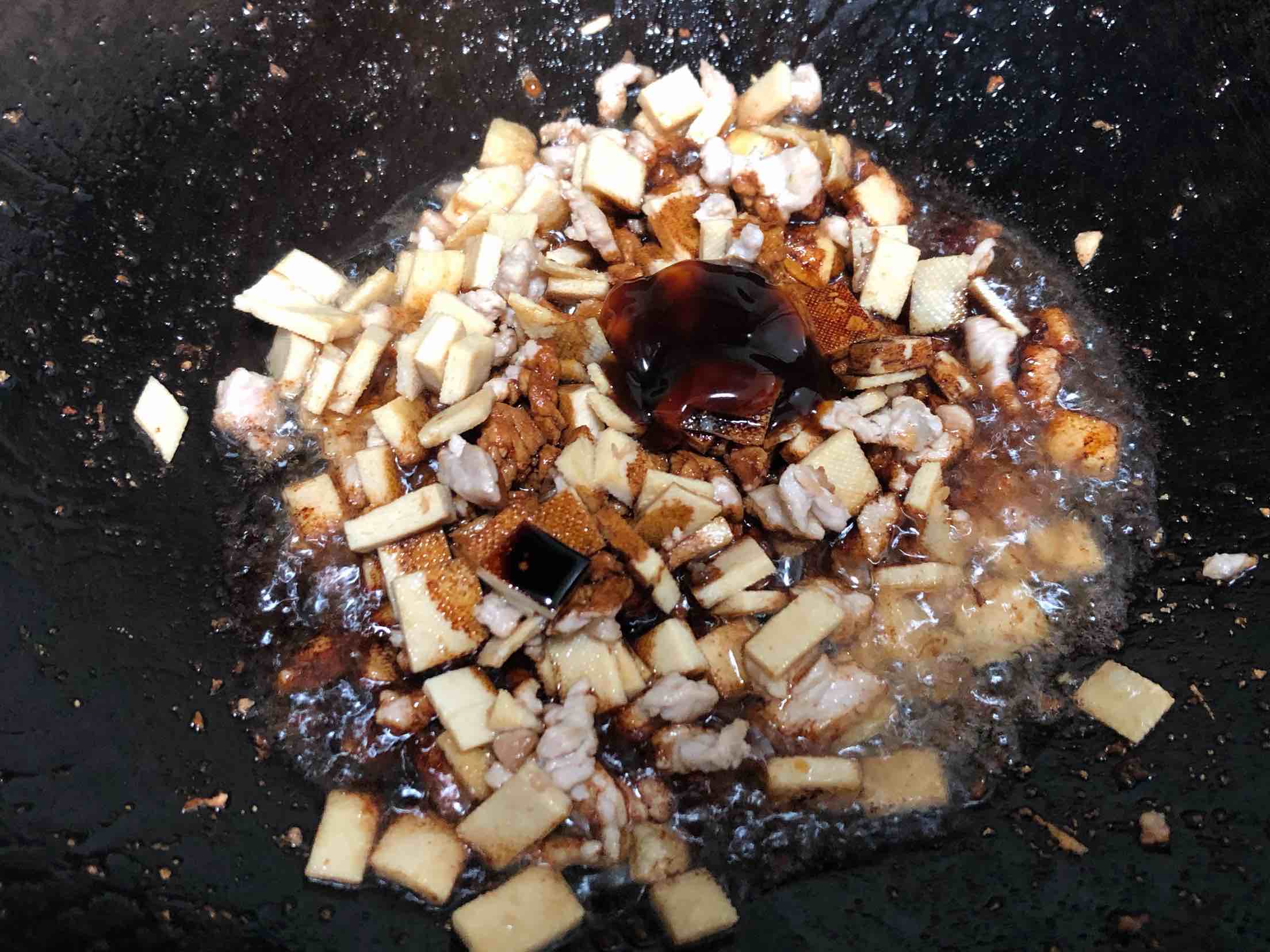 蒜薹肉丁炒豆干的做法-家常味炒菜譜