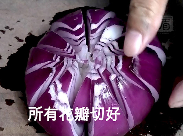把洋蔥變成荷花的“魔術”的做法-其它口味其它工藝菜譜