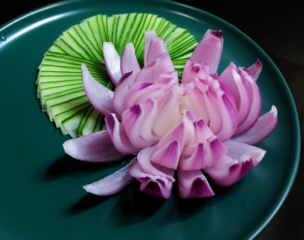 把洋蔥變成荷花的“魔術”的做法-其它口味其它工藝菜譜