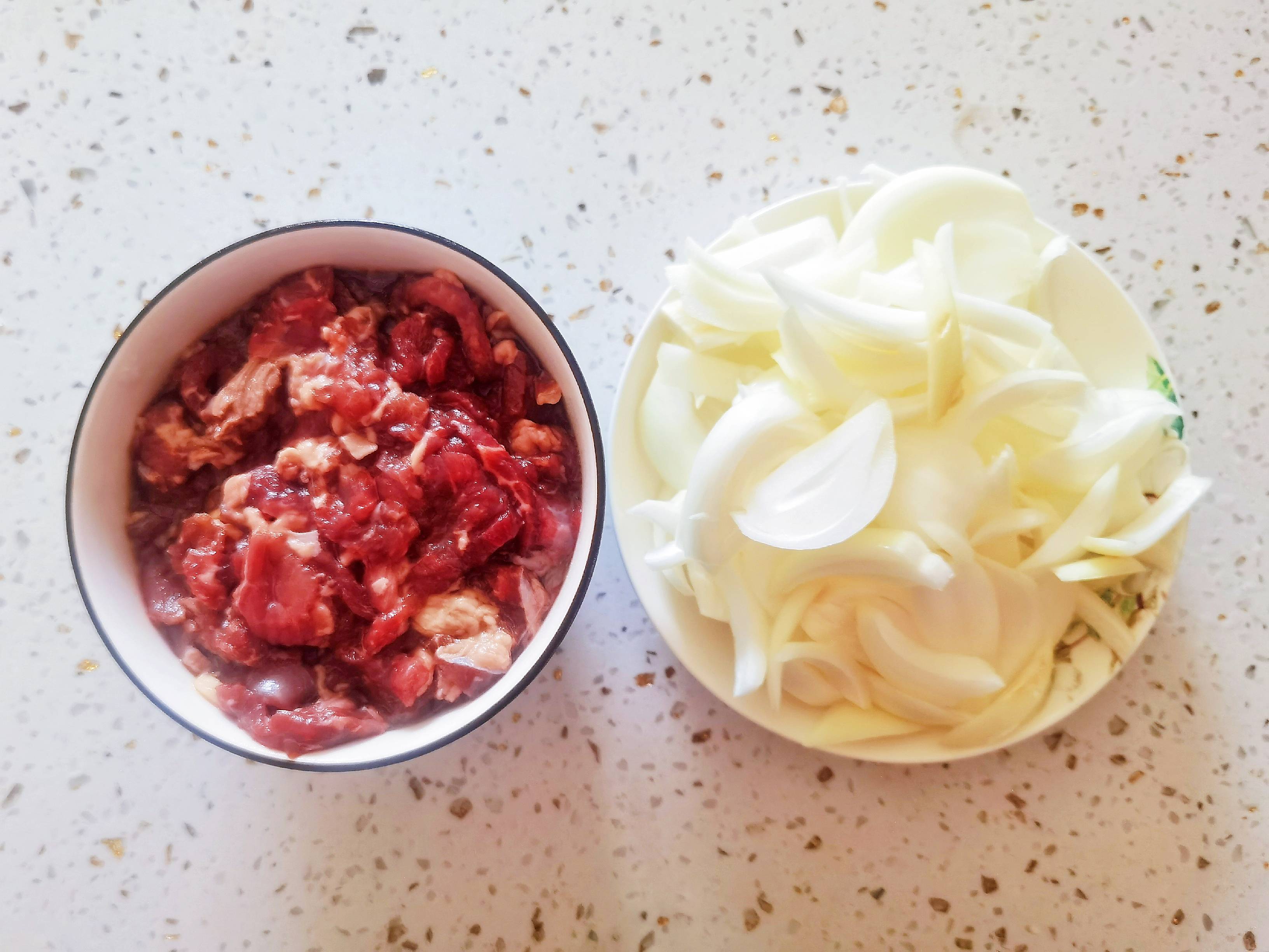 1塊牛肉1個圓蔥1根辣椒，叫你做好吃又下飯的圓蔥炒牛肉，牛肉嫩滑圓蔥清香，太好吃了的做法-咸鮮味炒菜譜