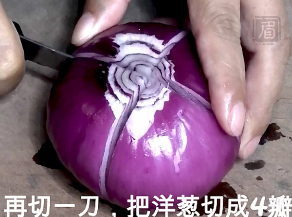 把洋蔥變成荷花的“魔術”的做法-其它口味其它工藝菜譜