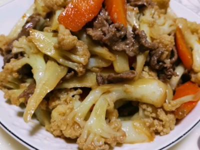 胡蘿卜花菜炒牛肉的做法-家常味炒菜譜