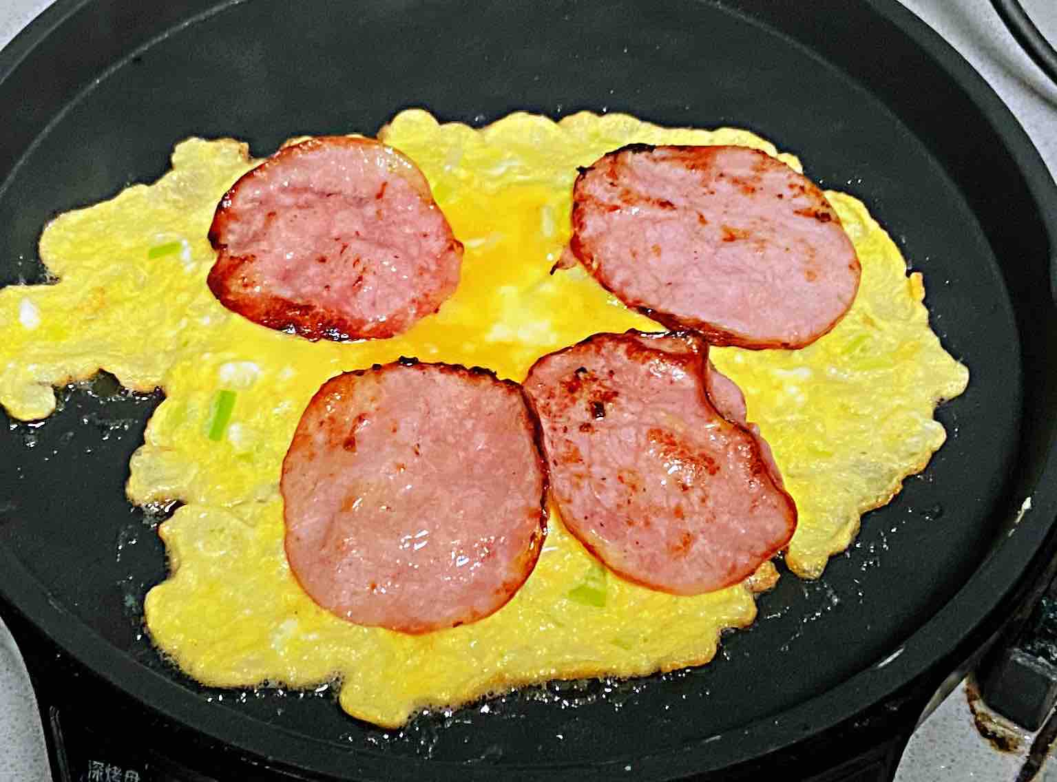 【孕婦食譜】火腿芝士蛋卷，色澤金黃，營(yíng)養(yǎng)豐富～的做法-蔥香味煎菜譜