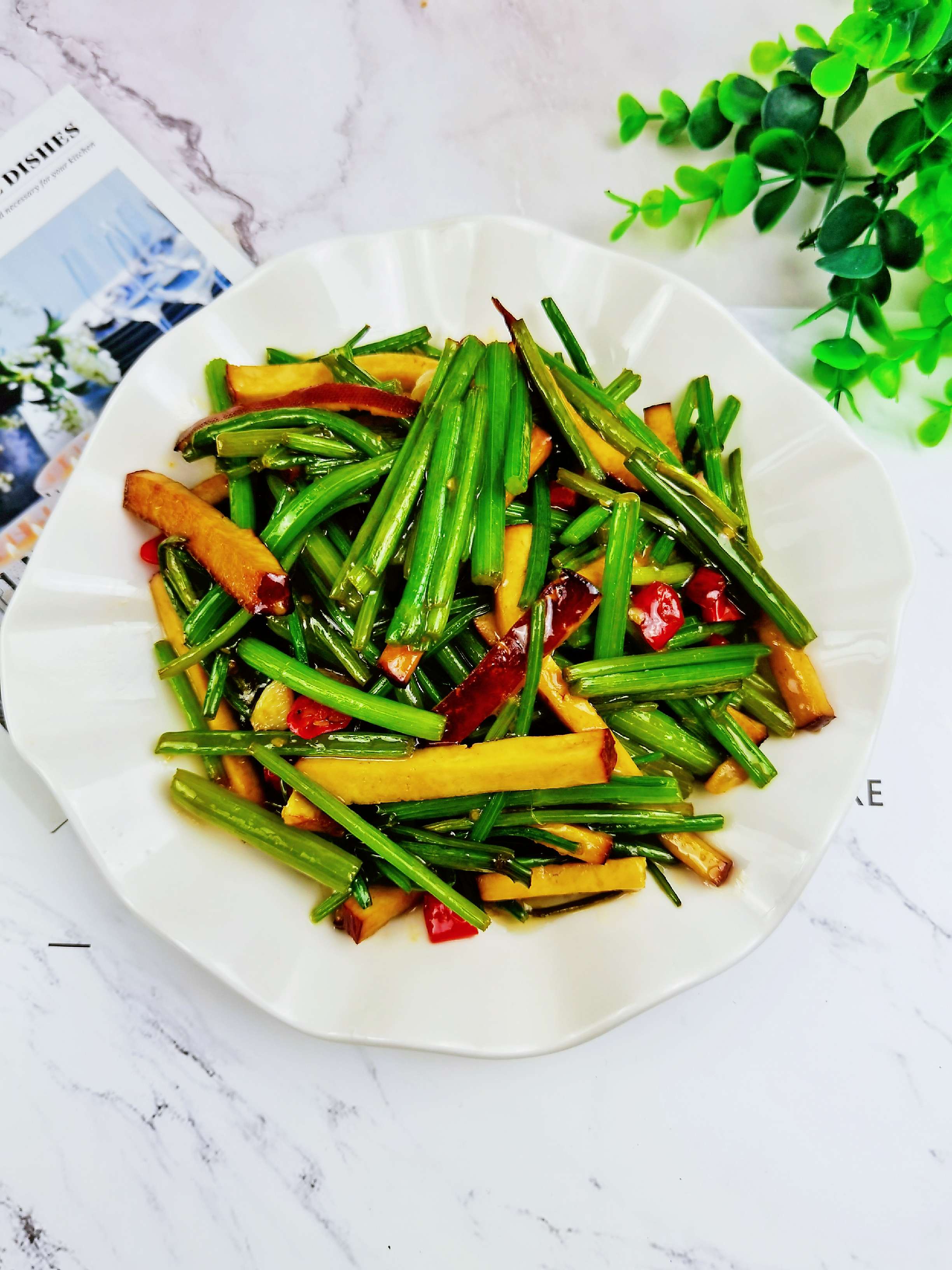 芹菜炒香干，到底先炒芹菜還是先炒香干?很多人做錯了，當然不好吃的做法-家常味炒菜譜