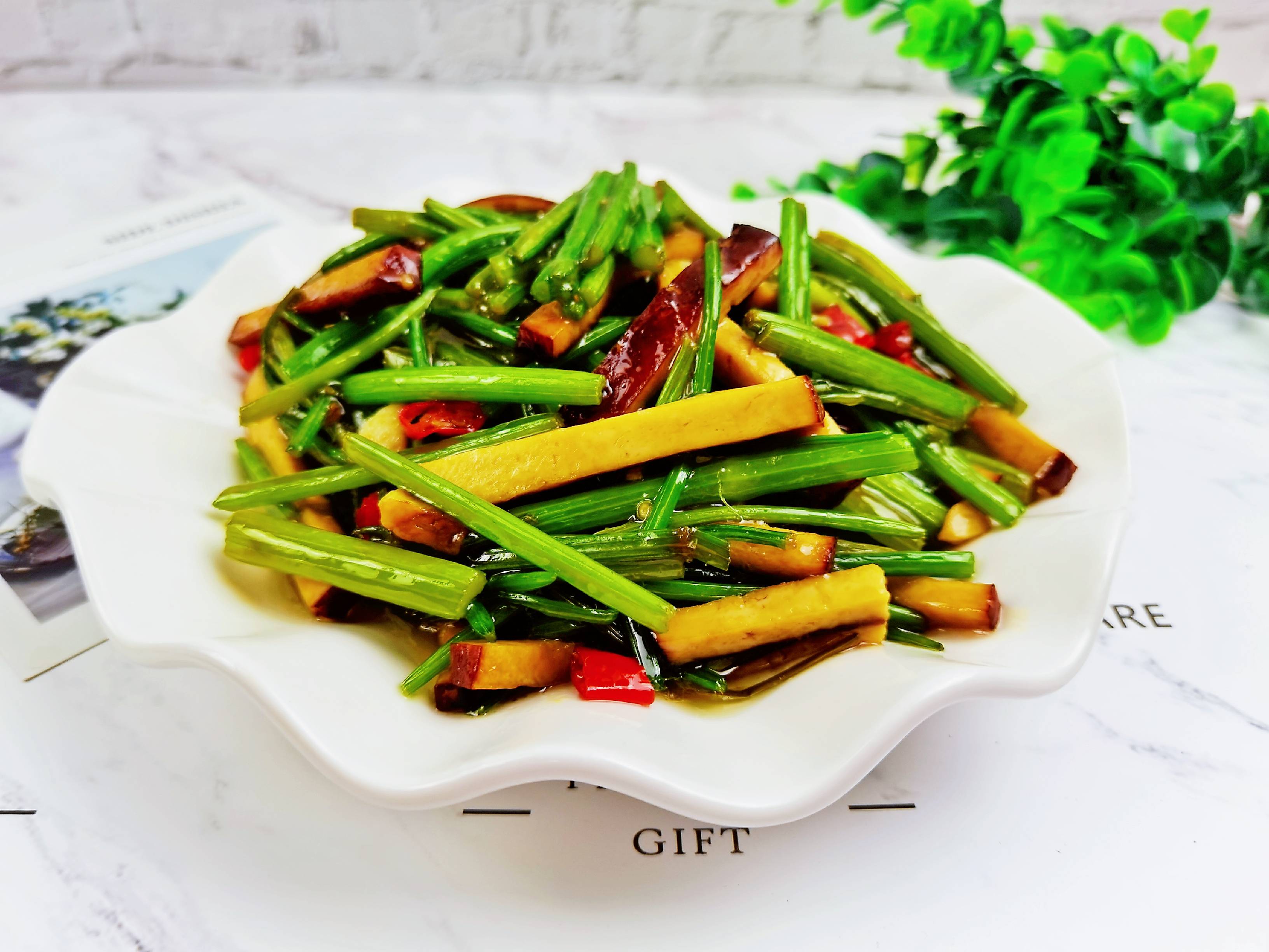 芹菜炒香干，到底先炒芹菜還是先炒香干?很多人做錯了，當然不好吃的做法-家常味炒菜譜