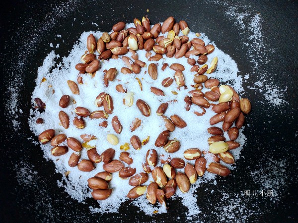 鹽焗花生的做法-家常味炒菜譜