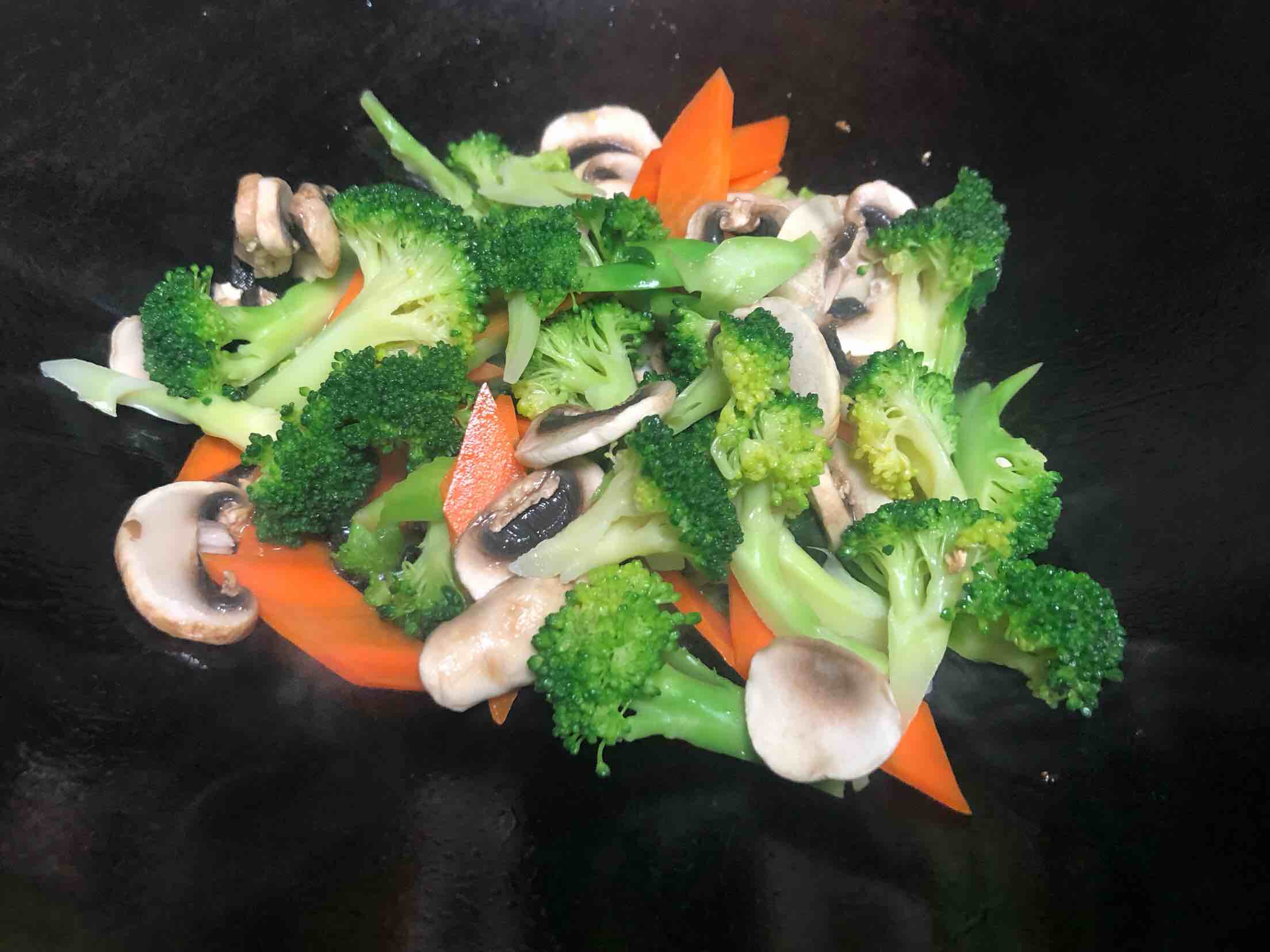 西蘭花炒蘑菇的做法-家常味炒菜譜