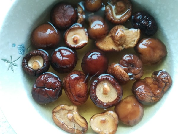 香菇雞翅的做法-家常味燉菜譜