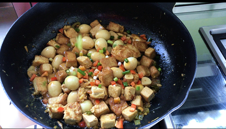 啤酒鵪鶉蛋燉豆腐的做法-家常味燉菜譜