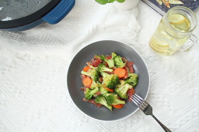 配粥小菜，培根胡蘿卜炒西藍花，營養搭配的做法-咸鮮味炒菜譜