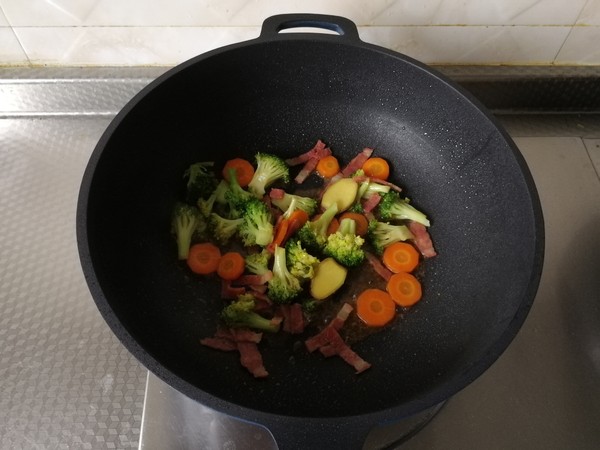 配粥小菜，培根胡蘿卜炒西藍花，營養搭配的做法-咸鮮味炒菜譜