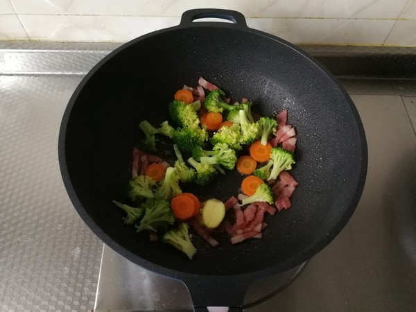 配粥小菜，培根胡蘿卜炒西藍花，營養搭配的做法-咸鮮味炒菜譜