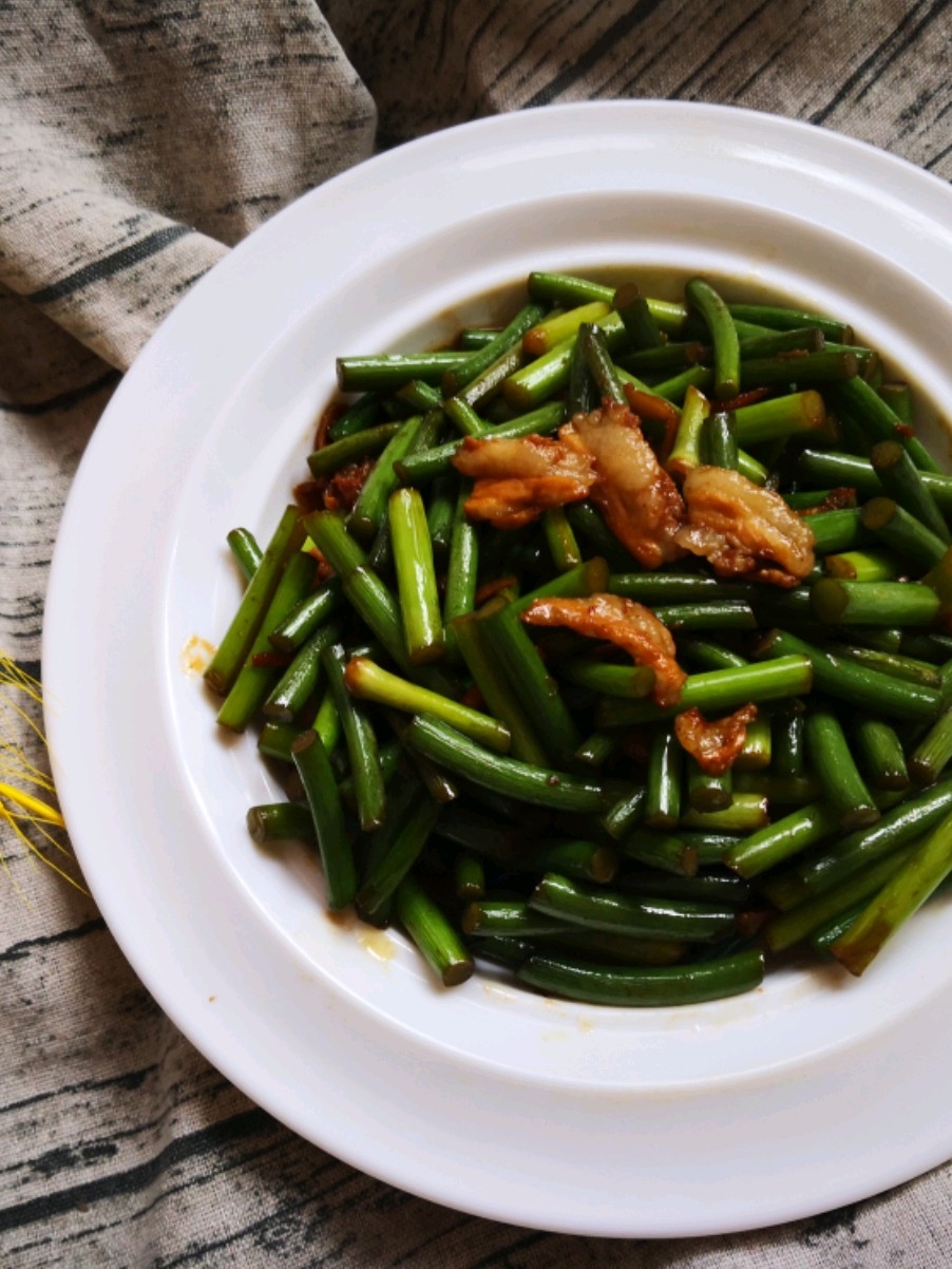 排骨肉炒蒜苔的做法-家常味炒菜譜