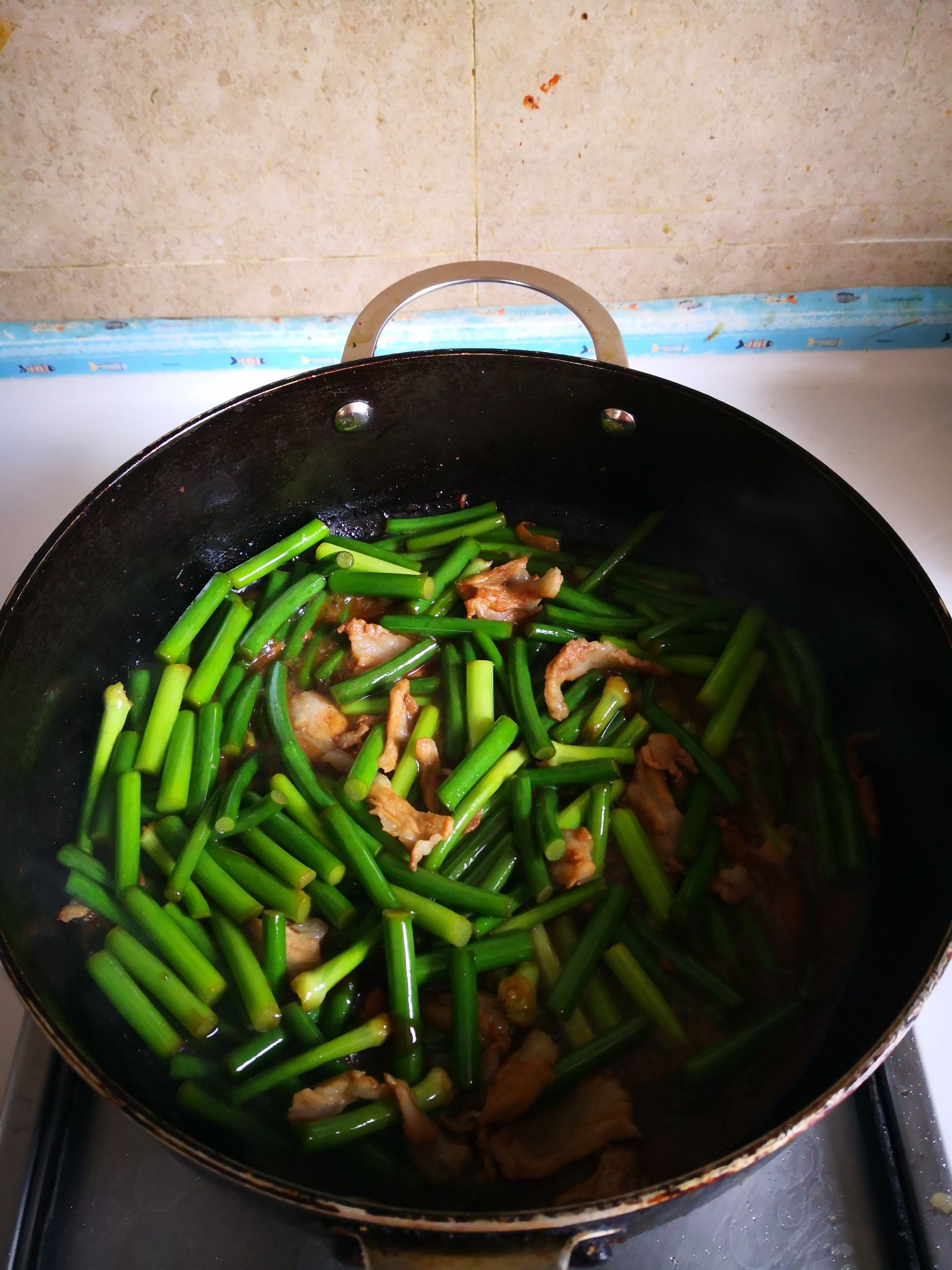 排骨肉炒蒜苔的做法-家常味炒菜譜