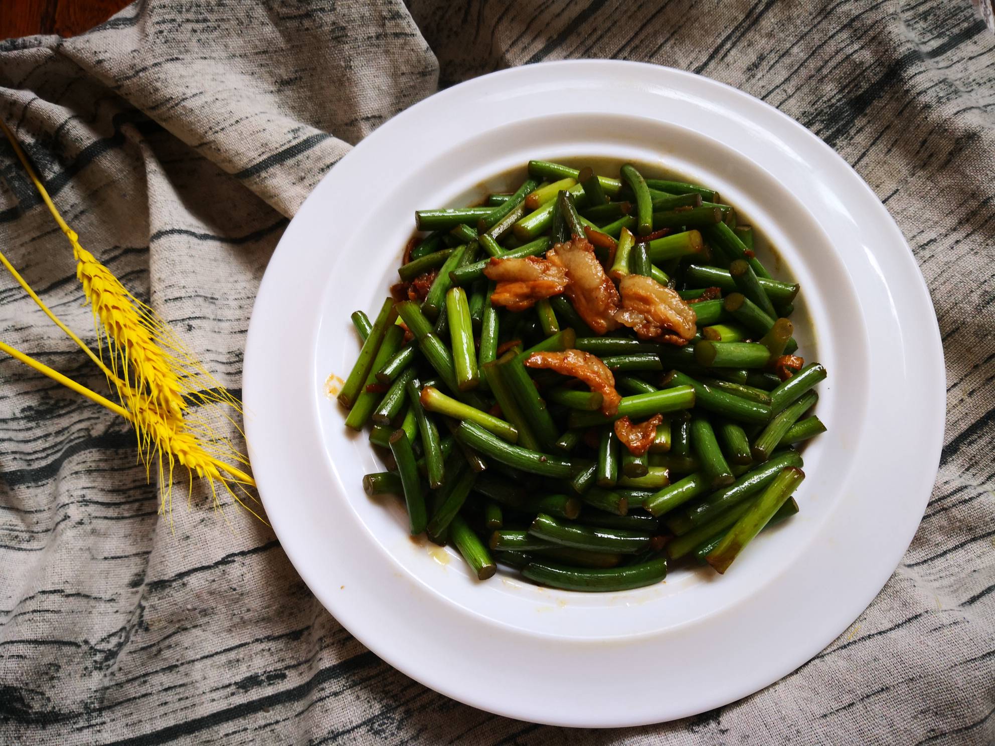 排骨肉炒蒜苔的做法-家常味炒菜譜