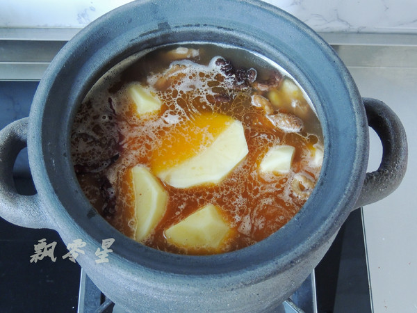 香菇土豆臘雞煲的做法-家常味燉菜譜