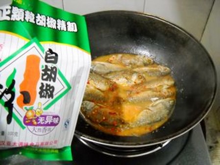 辣白菜燒鯽魚的做法-酸辣味燒菜譜