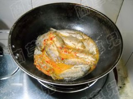 辣白菜燒鯽魚的做法-酸辣味燒菜譜