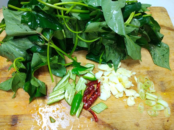 炒地瓜葉子的做法-家常味炒菜譜