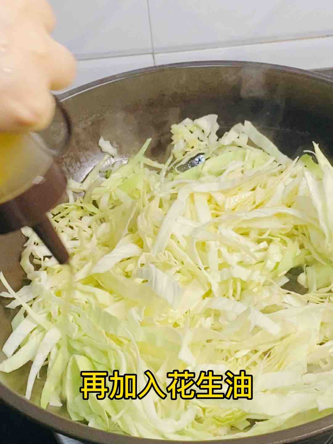 快手家常菜，素炒包菜，加點它，味道特別鮮的做法-家常味炒菜譜