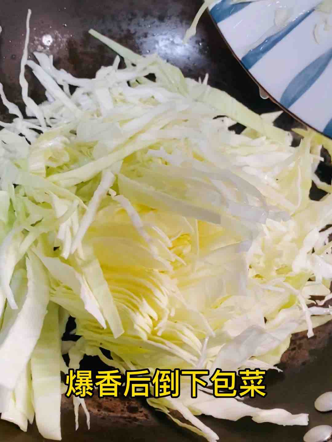 快手家常菜，素炒包菜，加點它，味道特別鮮的做法-家常味炒菜譜