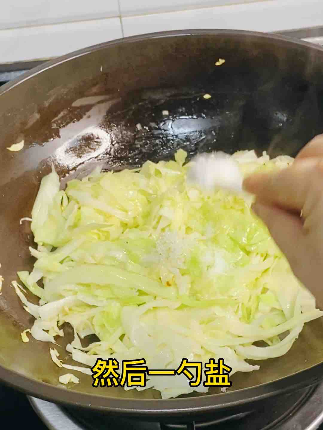 快手家常菜，素炒包菜，加點它，味道特別鮮的做法-家常味炒菜譜