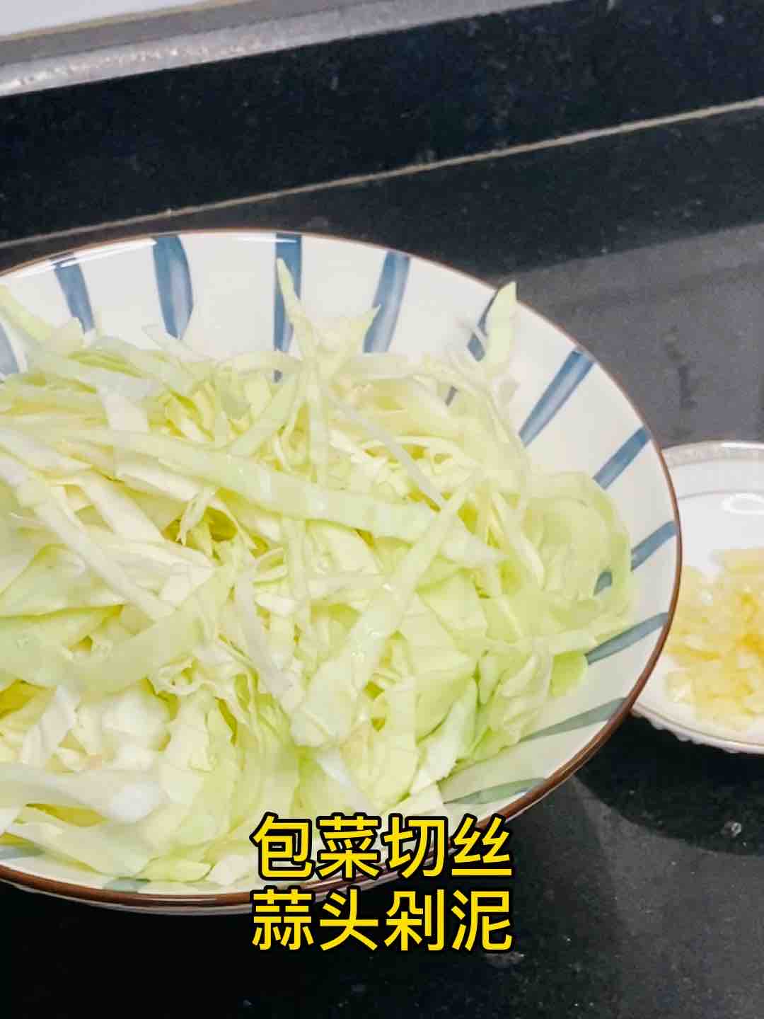 快手家常菜，素炒包菜，加點它，味道特別鮮的做法-家常味炒菜譜
