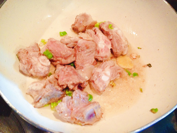 板栗土豆燒排骨的做法-家常味燒菜譜