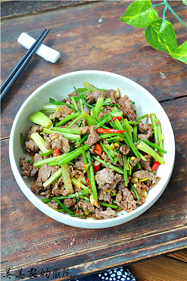 芹菜炒牛肉的做法-香辣味炒菜譜