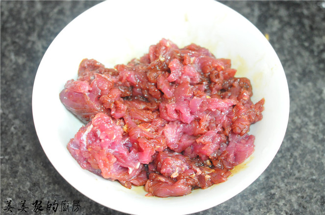 芹菜炒牛肉的做法-香辣味炒菜譜