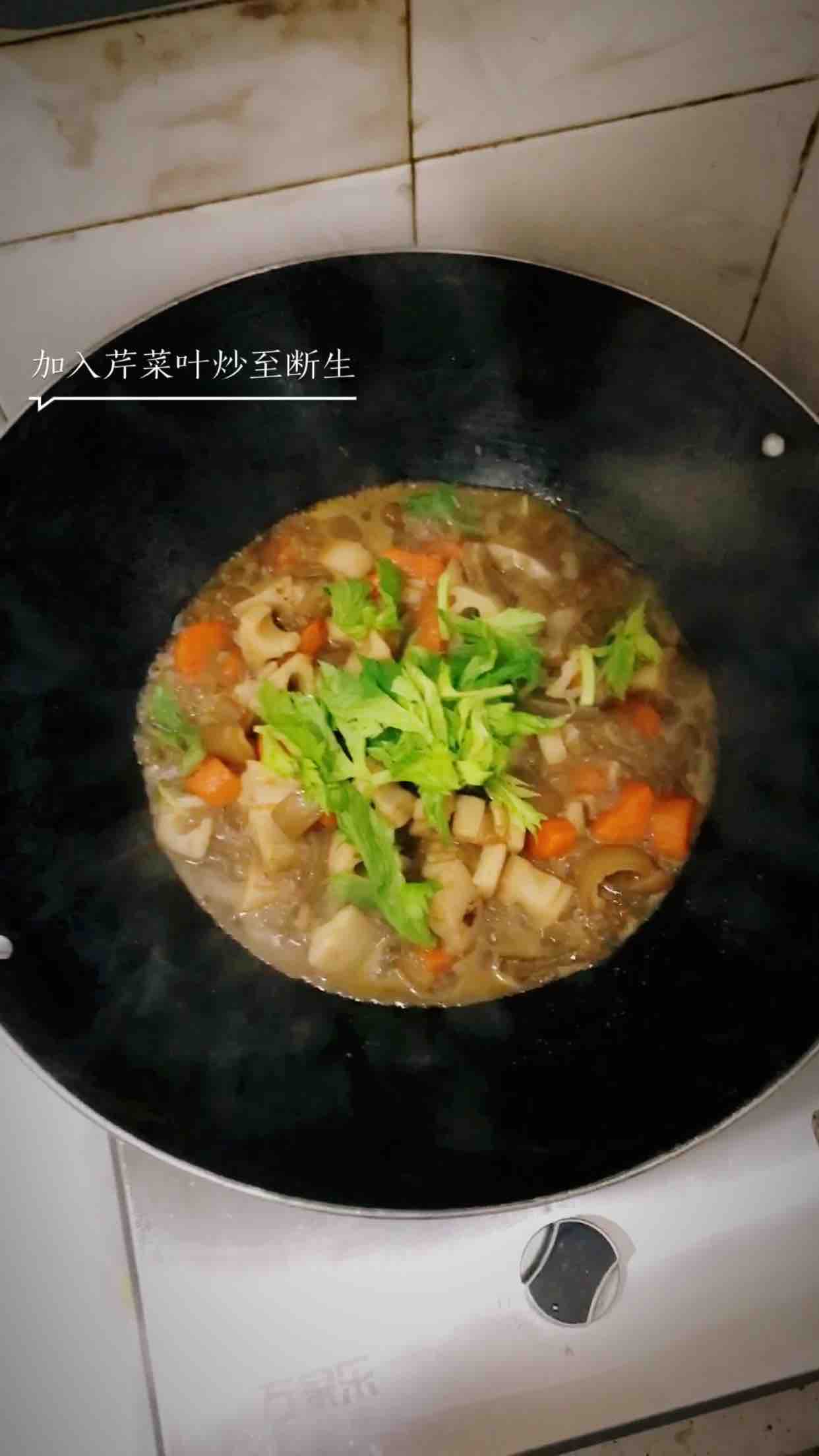 蓮藕燜豬肉皮的做法-家常味燉菜譜
