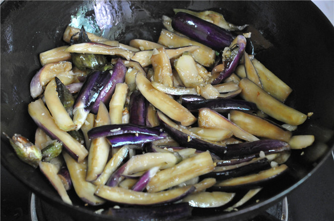 【蒜蓉爆香茄子】簡單、少油、不變色的下飯菜！的做法-蒜香味炒菜譜