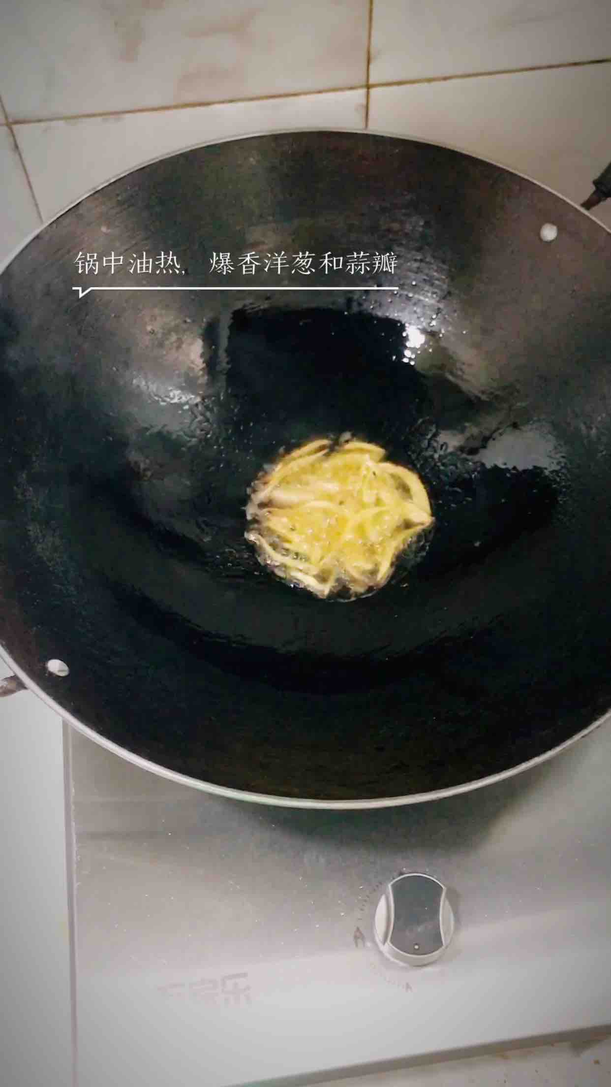 蓮藕燜豬肉皮的做法-家常味燉菜譜