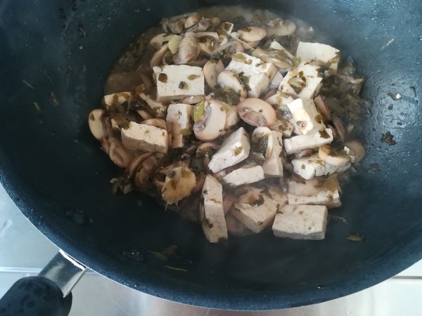 口蘑雪菜燉豆腐的做法-家常味炒菜譜