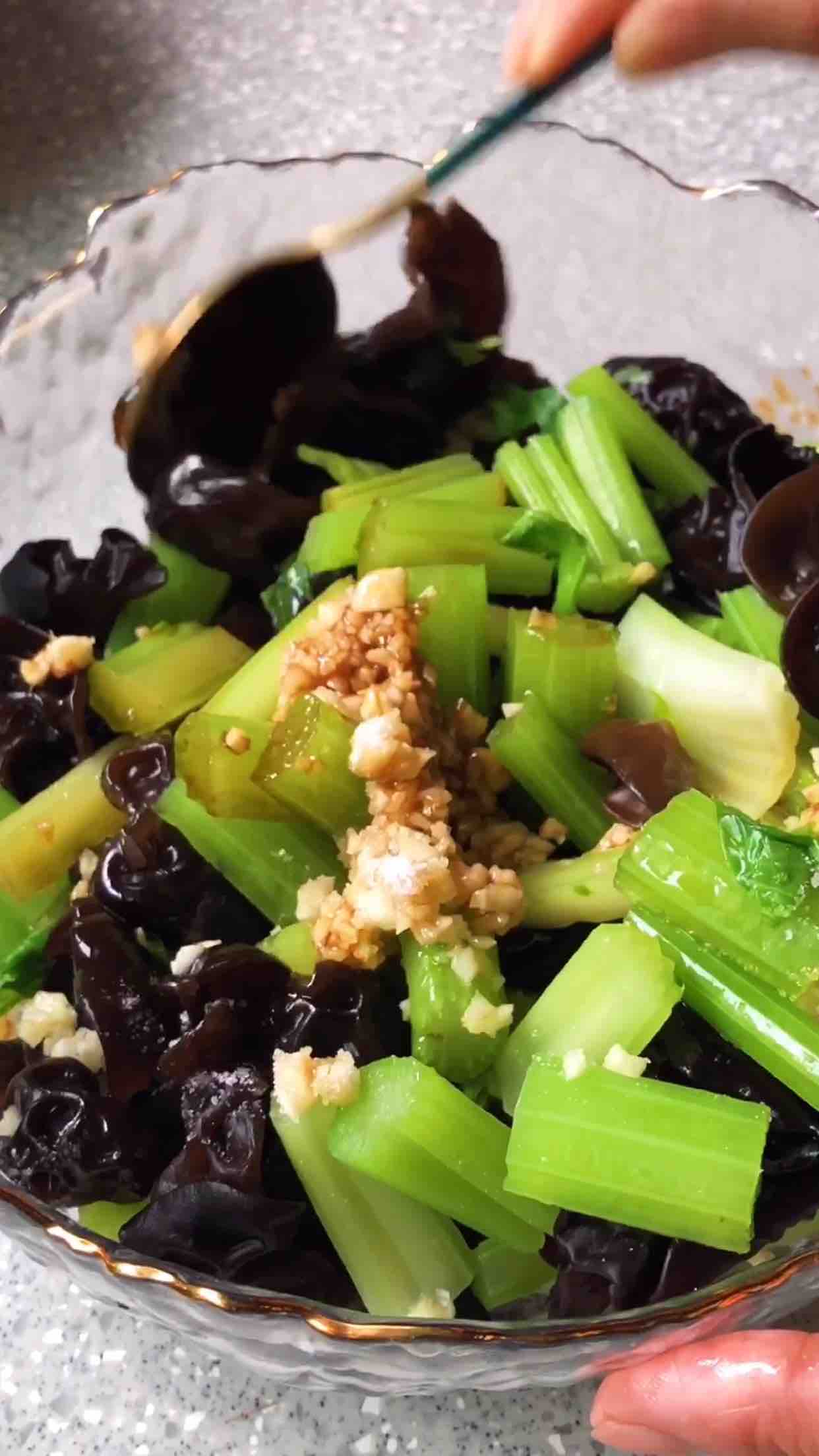 芹菜拌黑木耳的做法-咸鮮味拌菜譜