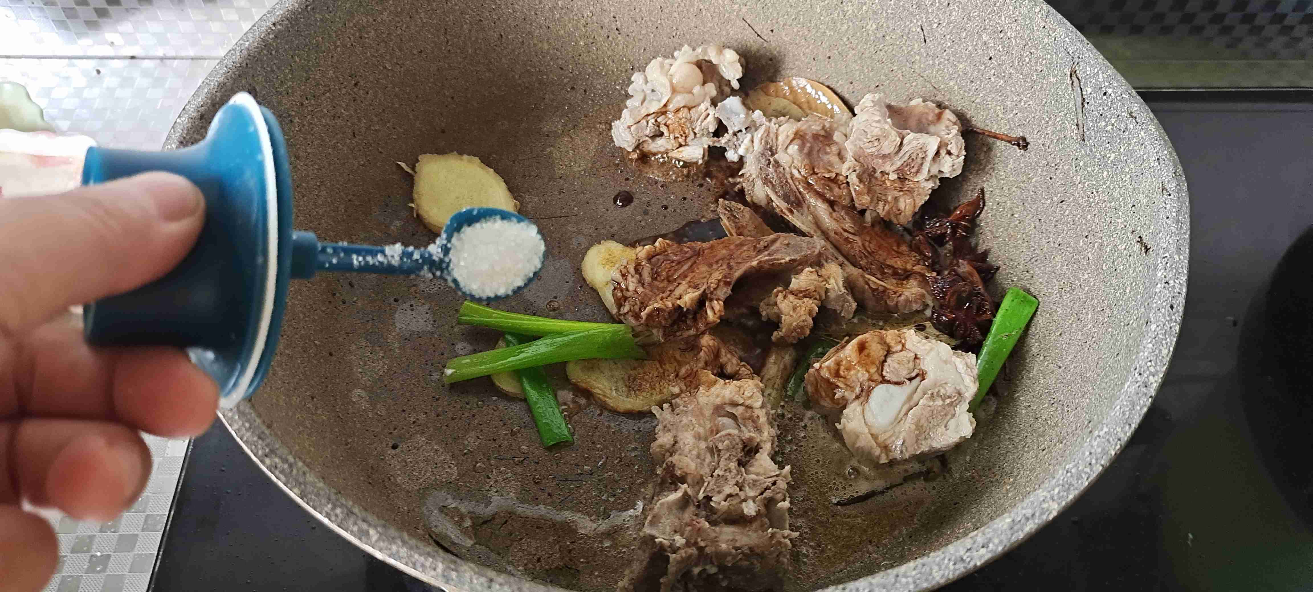 秋冬滋補(bǔ)養(yǎng)生…紅燒排骨山藥的做法-咸鮮味燒菜譜