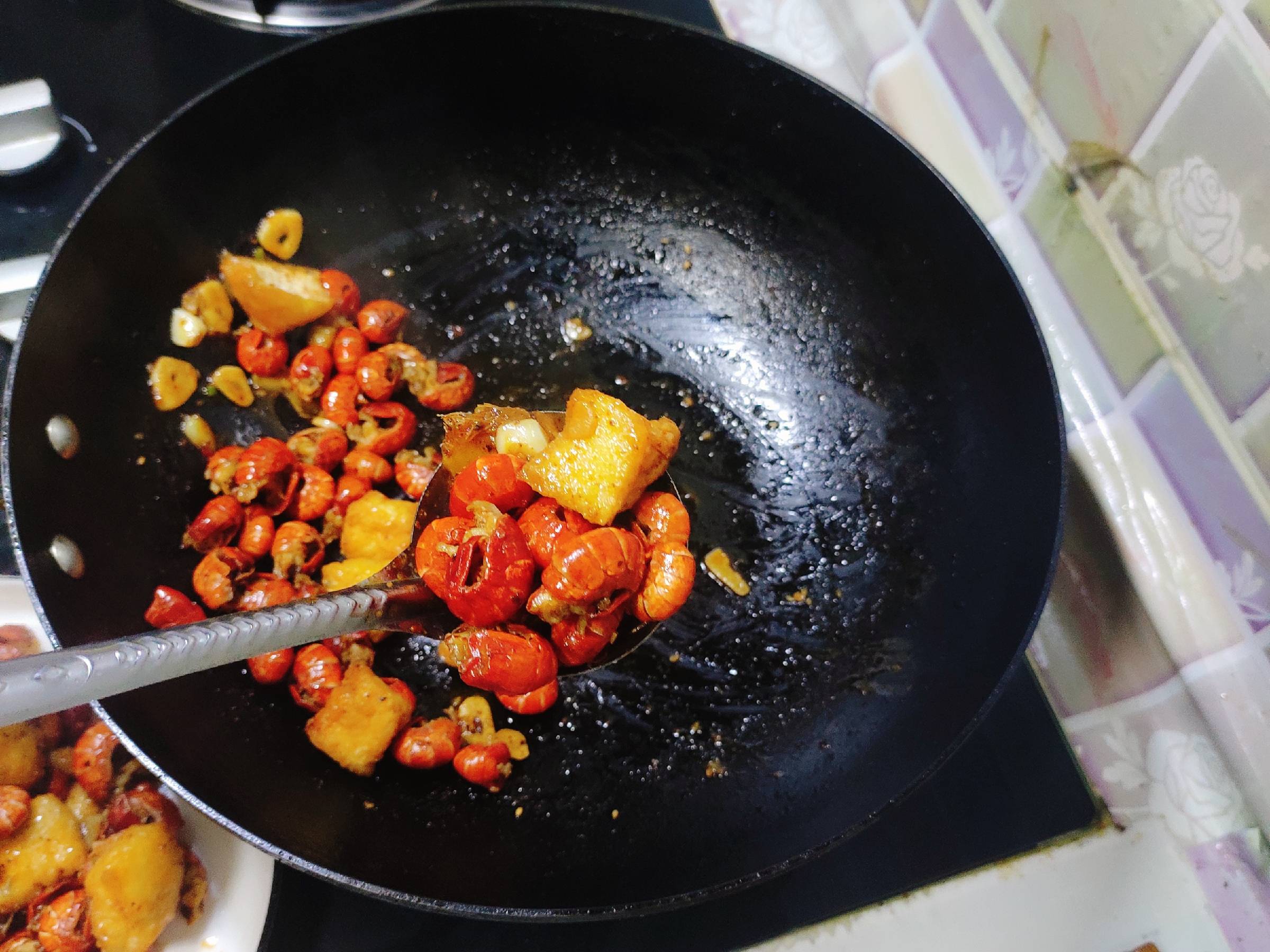 麻辣龍蝦尾的做法-麻辣味炒菜譜