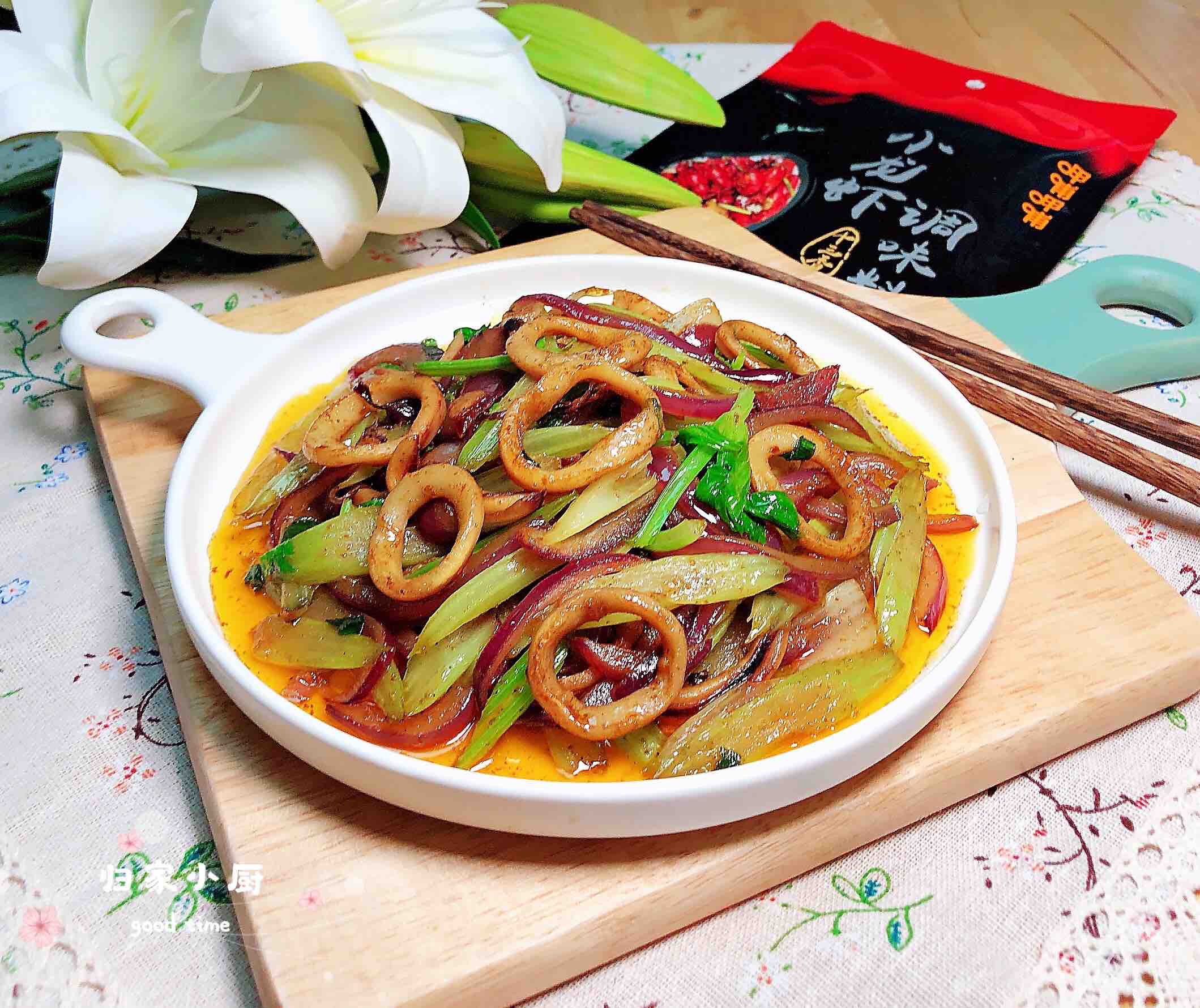 香辣西芹魷魚圈的做法-香辣味炒菜譜