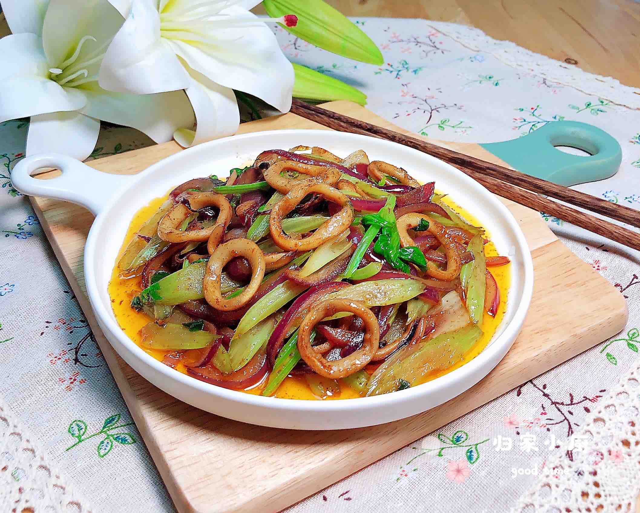 香辣西芹魷魚圈的做法-香辣味炒菜譜