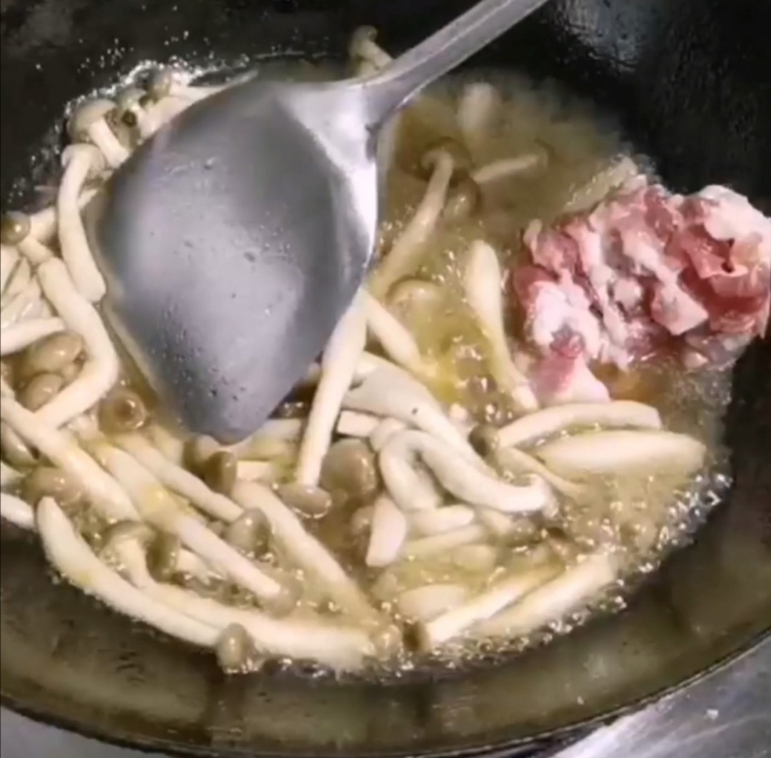 蟹味菇炒肉的做法-家常味炒菜譜