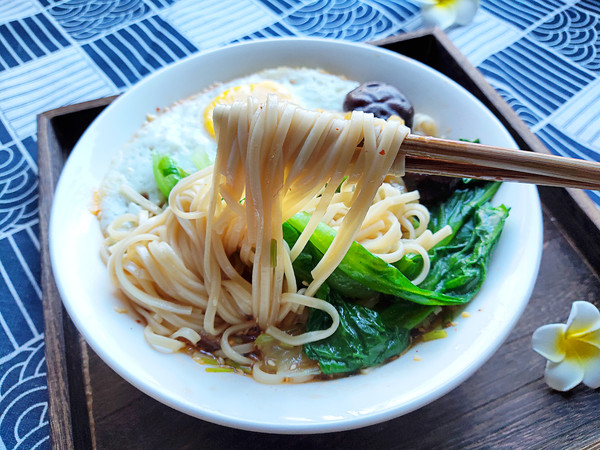 香菇煎蛋面的做法-咸鮮味煮菜譜