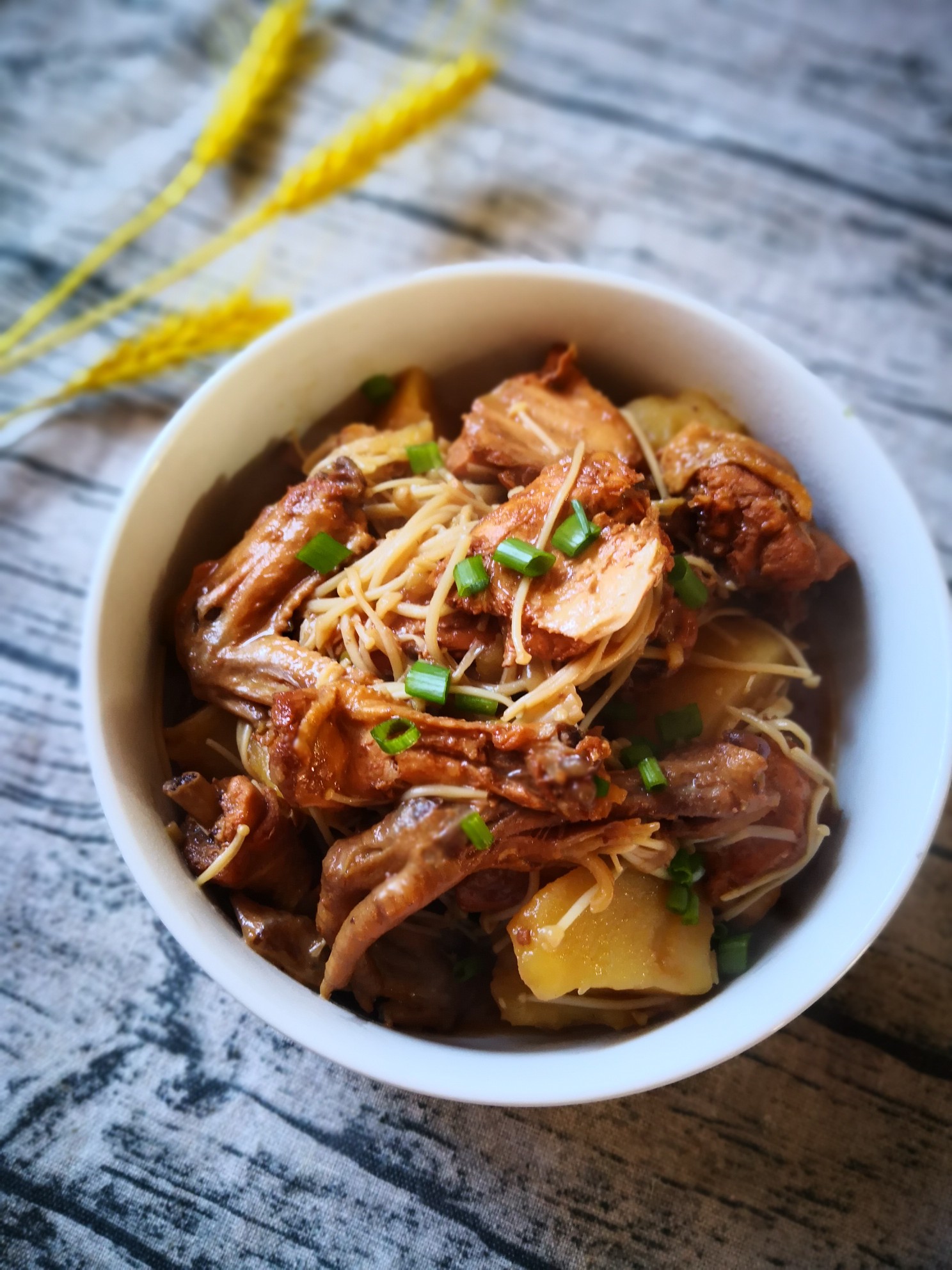 三黃雞燒土豆的做法-家常味燒菜譜