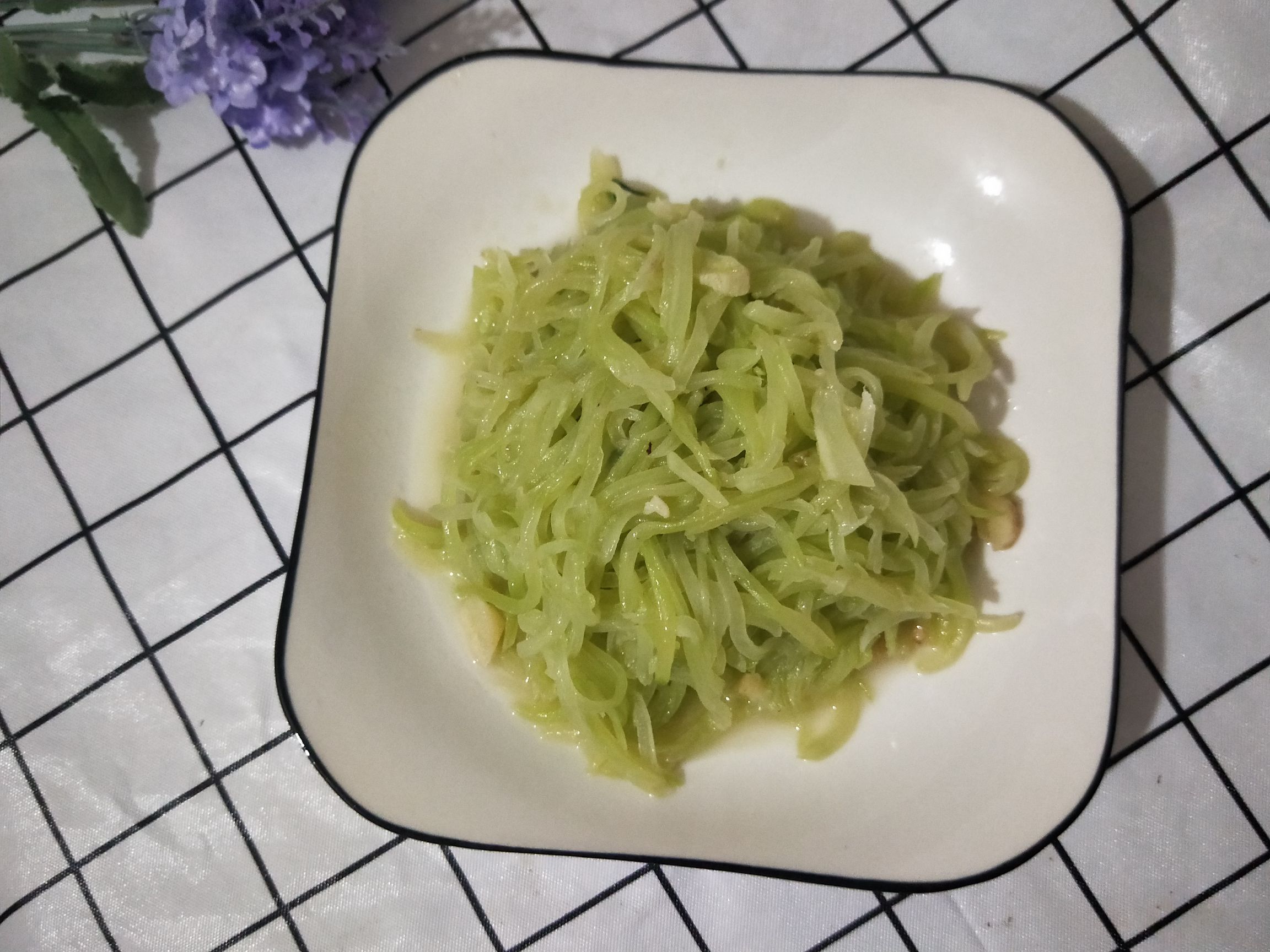 蒜香萵筍絲的做法-家常味炒菜譜